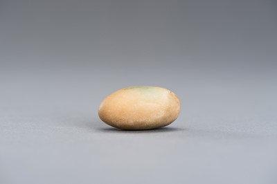 Lot 899 - A MOONSHINE STONE ‘EGG’ GLOWING IN THE DARK