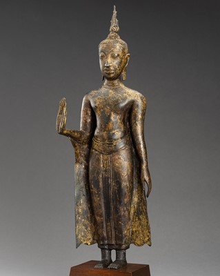 Lot 291 - AN U-THONG STYLE LACQUER GILT BRONZE FIGURE OF BUDDHA SHAKYAMUNI