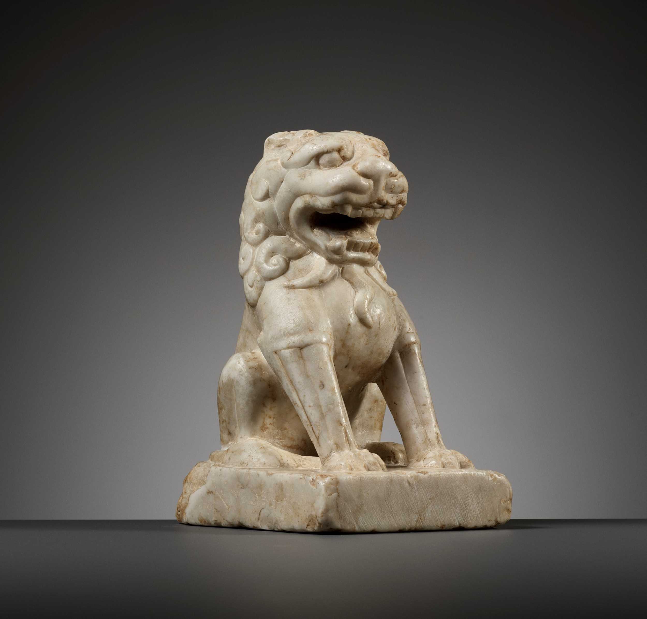 † A SMALL WHITE MARBLE FIGURE OF A LION, TANG DYNASTY 唐代小漢白玉獅