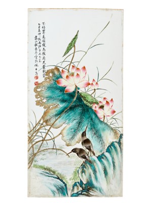 Lot 443 - A SUPERB FAMILLE ROSE ‘KINGFISHER AND LOTUS’ PLAQUE, CHINA, STUDIO OF CHENG YITING (1895-1948)