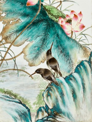 Lot 443 - A SUPERB FAMILLE ROSE ‘KINGFISHER AND LOTUS’ PLAQUE, CHINA, STUDIO OF CHENG YITING (1895-1948)