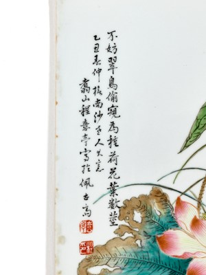 Lot 443 - A SUPERB FAMILLE ROSE ‘KINGFISHER AND LOTUS’ PLAQUE, CHINA, STUDIO OF CHENG YITING (1895-1948)
