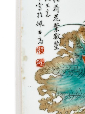 Lot 443 - A SUPERB FAMILLE ROSE ‘KINGFISHER AND LOTUS’ PLAQUE, CHINA, STUDIO OF CHENG YITING (1895-1948)