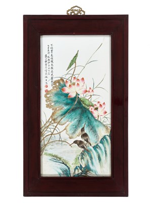 Lot 443 - A SUPERB FAMILLE ROSE ‘KINGFISHER AND LOTUS’ PLAQUE, CHINA, STUDIO OF CHENG YITING (1895-1948)