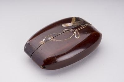 Lot 13 - SUICHIKUKEN: A MOTHER-OF-PEARL INLAID RED LACQUER SINGLE CASE INRO, EDO