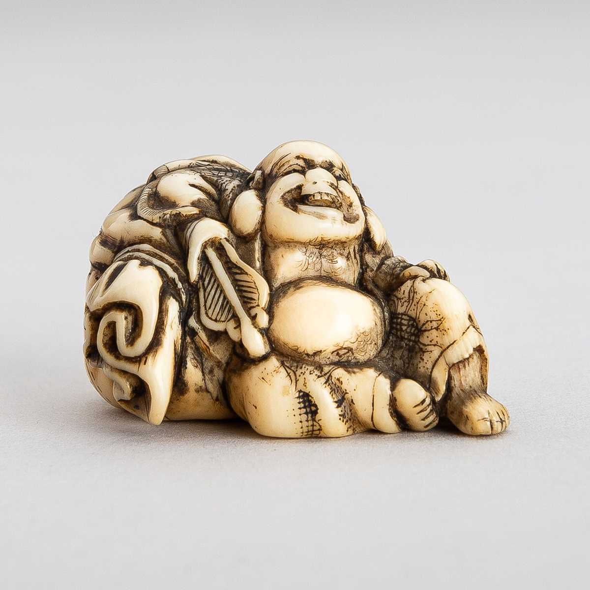 Lot 374 - AN IVORY NETSUKE OF HOTEI WITH HIS TREASURE BAG