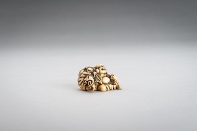 Lot 374 - AN IVORY NETSUKE OF HOTEI WITH HIS TREASURE BAG