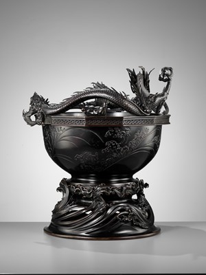 Lot 107 - HIDEMITSU: A LARGE AND IMPRESSIVE BRONZE BOWL WITH TWO DRAGONS