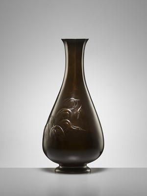 Lot 33 - HIDEMITSU: A SUPERB AND LARGE BRONZE VASE DEPICTING HERONS AND LOTUS