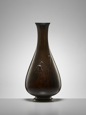 Lot 33 - HIDEMITSU: A SUPERB AND LARGE BRONZE VASE DEPICTING HERONS AND LOTUS