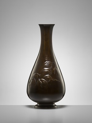 Lot 33 - HIDEMITSU: A SUPERB AND LARGE BRONZE VASE DEPICTING HERONS AND LOTUS