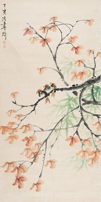 Lot 422 - A SCROLL PAINTING OF THREE BIRDS, MANNER OF ZHANG SHUQI (1901-1957)