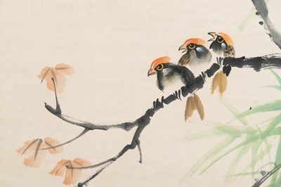 Lot 422 - A SCROLL PAINTING OF THREE BIRDS, MANNER OF ZHANG SHUQI (1901-1957)