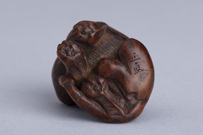Lot 333 - MASANAO: A WOOD NETSUKE OF A SNARLING TIGER, EDO PERIOD