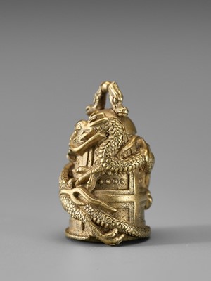 Lot 173 - A FINE SOLID GOLD OJIME OF A TEMPLE BELL WITH DRAGON