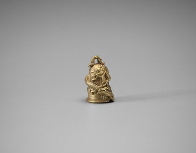 Lot 173 - A FINE SOLID GOLD OJIME OF A TEMPLE BELL WITH DRAGON