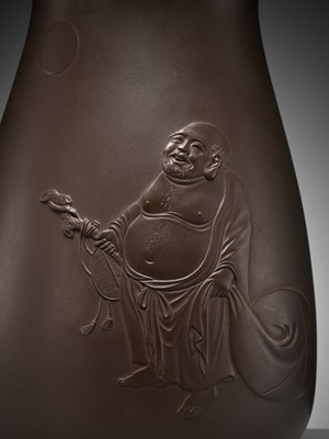 Lot 60 - TANETOSHI: A FINE BRONZE VASE DEPICTING HOTEI GAZING AT THE FULL MOON