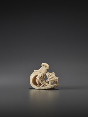 Lot 1502 - AN IVORY NETSUKE OF TWO SAMURAI FIGHTING IN A STIRRUP