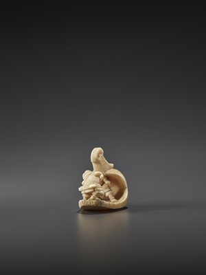 Lot 1502 - AN IVORY NETSUKE OF TWO SAMURAI FIGHTING IN A STIRRUP