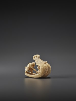 Lot 1502 - AN IVORY NETSUKE OF TWO SAMURAI FIGHTING IN A STIRRUP