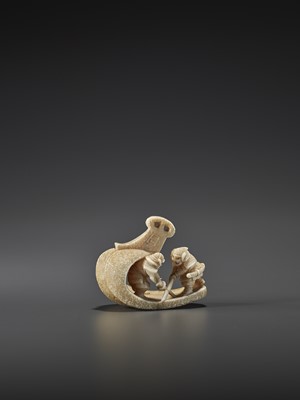 Lot 1502 - AN IVORY NETSUKE OF TWO SAMURAI FIGHTING IN A STIRRUP