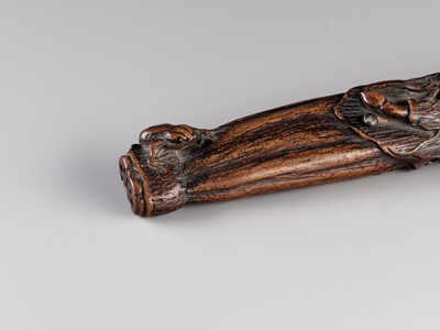 Lot 129 - A TANTO IN A SUPERBLY CARVED WOOD SAYA DEPICTING FROGS AND LOTUS