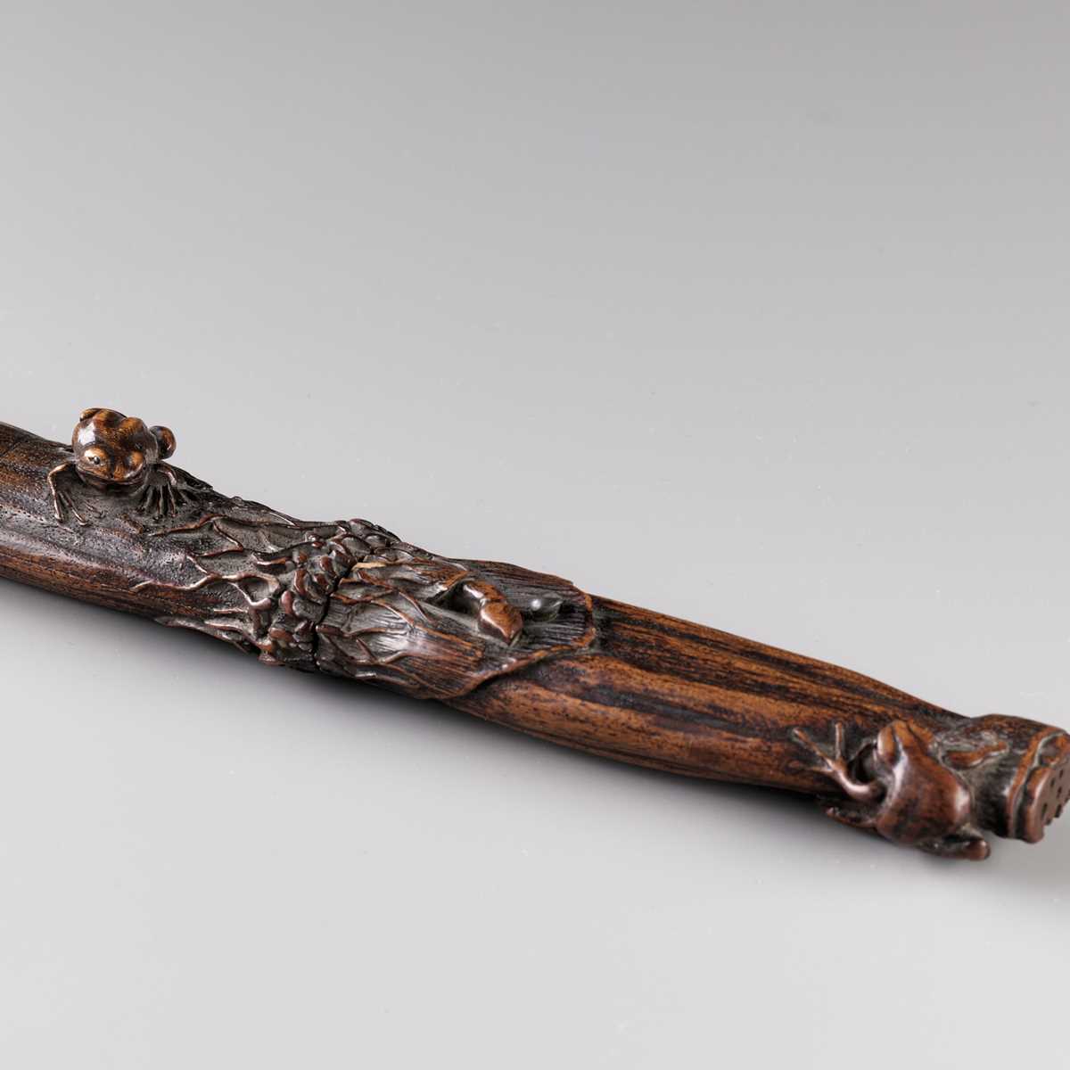 Lot 129 - A TANTO IN A SUPERBLY CARVED WOOD SAYA DEPICTING FROGS AND LOTUS