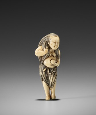 Lot 4 - AN EXQUISITE IVORY NETSUKE OF A DIVING GIRL (AMA)