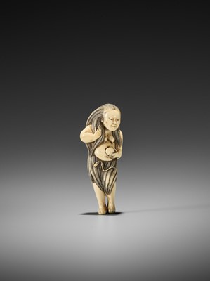 Lot 4 - AN EXQUISITE IVORY NETSUKE OF A DIVING GIRL (AMA)