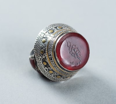 Lot 1022 - AN AGATE INTAGLIO INSET PERSIAN SILVER RING