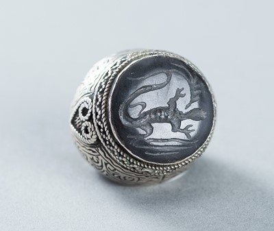 Lot 1021 - AN AGATE INTAGLIO INSET PERSIAN SILVER RING