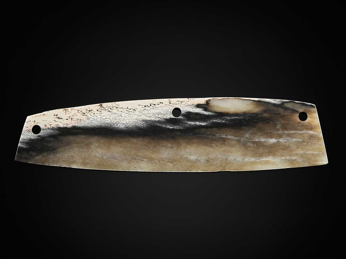 Lot 774 - A FINE MOTTLED JADE DAO BLADE, QIJIA CULTURE