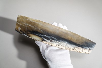 Lot 774 - A FINE MOTTLED JADE DAO BLADE, QIJIA CULTURE