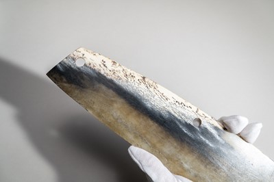 Lot 774 - A FINE MOTTLED JADE DAO BLADE, QIJIA CULTURE