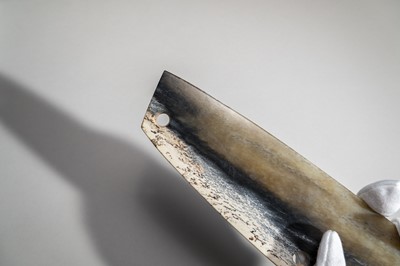 Lot 774 - A FINE MOTTLED JADE DAO BLADE, QIJIA CULTURE