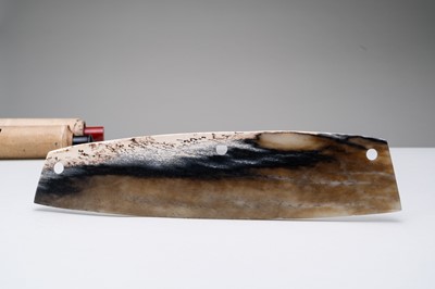 Lot 774 - A FINE MOTTLED JADE DAO BLADE, QIJIA CULTURE