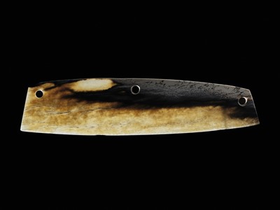 Lot 774 - A FINE MOTTLED JADE DAO BLADE, QIJIA CULTURE