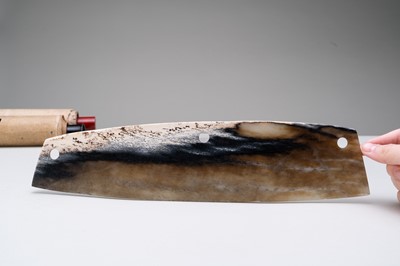Lot 774 - A FINE MOTTLED JADE DAO BLADE, QIJIA CULTURE
