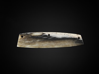 Lot 774 - A FINE MOTTLED JADE DAO BLADE, QIJIA CULTURE
