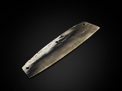 Lot 774 - A FINE MOTTLED JADE DAO BLADE, QIJIA CULTURE