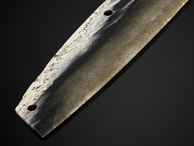 Lot 774 - A FINE MOTTLED JADE DAO BLADE, QIJIA CULTURE