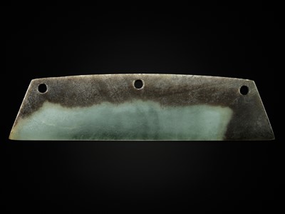 Lot 773 - A LARGE GREEN AND BROWN CEREMONIAL JADE BLADE, QIJIA CULTURE