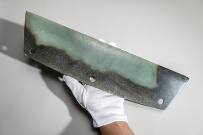 Lot 773 - A LARGE GREEN AND BROWN CEREMONIAL JADE BLADE, QIJIA CULTURE