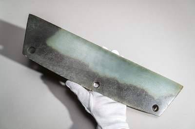 Lot 773 - A LARGE GREEN AND BROWN CEREMONIAL JADE BLADE, QIJIA CULTURE