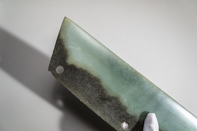 Lot 773 - A LARGE GREEN AND BROWN CEREMONIAL JADE BLADE, QIJIA CULTURE