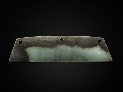 Lot 773 - A LARGE GREEN AND BROWN CEREMONIAL JADE BLADE, QIJIA CULTURE