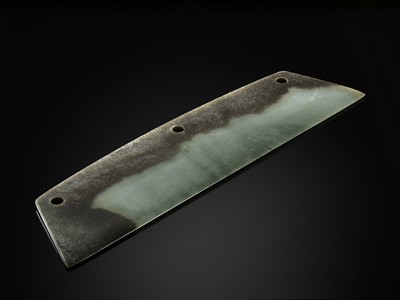 Lot 773 - A LARGE GREEN AND BROWN CEREMONIAL JADE BLADE, QIJIA CULTURE