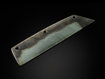 Lot 773 - A LARGE GREEN AND BROWN CEREMONIAL JADE BLADE, QIJIA CULTURE
