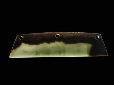 Lot 773 - A LARGE GREEN AND BROWN CEREMONIAL JADE BLADE, QIJIA CULTURE