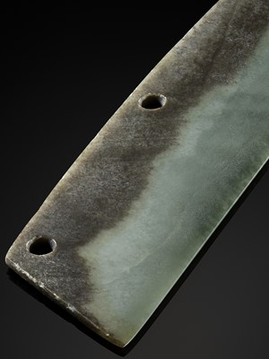 Lot 773 - A LARGE GREEN AND BROWN CEREMONIAL JADE BLADE, QIJIA CULTURE